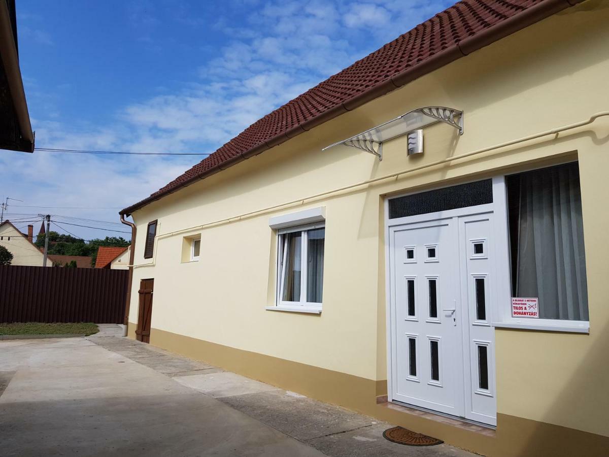 Dm Vendeghaz Villany Exterior photo